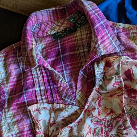 Lot of 4 Womens Sz S M Shirts Tops Short Sleeve Button - Picture 3 of 12